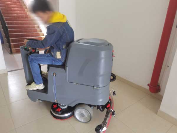 安徽某房产公司再次采购扬子驾驶式洗地机